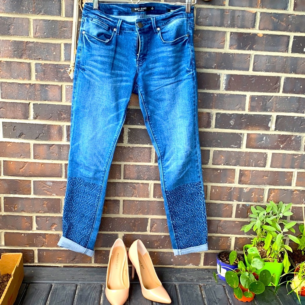 Jeans with a special detail on the shin